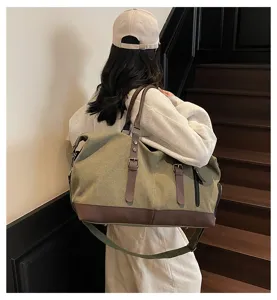 Vue détaillée du sac de voyage en toile, grande capacité de rangement avec des détails en cuir.