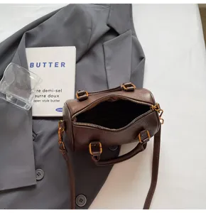 Detail view of the vintage brown Boston shoulder bag with metallic hardware and zipper opening.