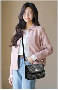 Retro plaid shoulder bag for women, stylish casual crossbody bag with elegant design.