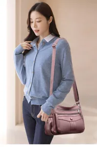 Primo piano dettagliato che mostra il design elegante e la morbida struttura di questa borsa.