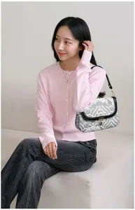 Vintage minimalist women shoulder bag retro casual commuting crossbody bag detail.