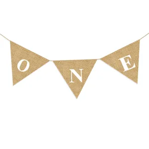 Primo piano di uno striscione in juta con lettere stampate in bianco per festa di compleanno.