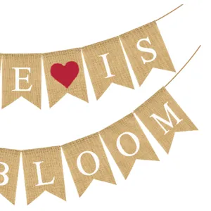 Guirlande de mariage en jute avec impression Love is in bloom, decoration rustique.