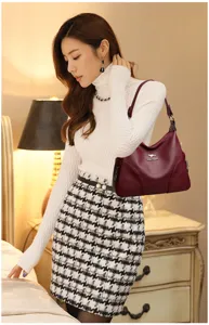 Elegante weinrote Damen Umhängetasche, stilvolle Freizeit Pendler Crossbody Tasche mit Logo.