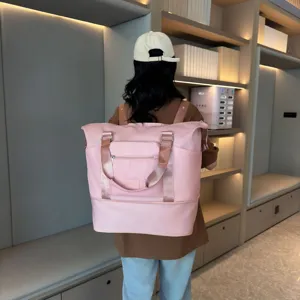 Μεγάλο ροζ σακίδιο ταξιδιού, αδιάβροχη και πτυσσόμενη τσάντα γυμναστικής για γυναίκες.