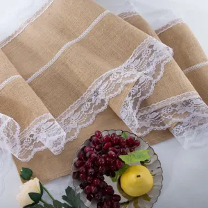 Runner da tavola in iuta con pizzo bianco, elegante stile rustico vintage per festa matrimonio casa.