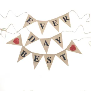 Jute vlaggenlijn met EVER DAY BEST letters en rode glanzende harten voor feestdecor.