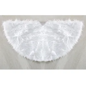 Gros plan sur la texture du doux et long jupon de sapin de Noel pelucheux et blanc pur.