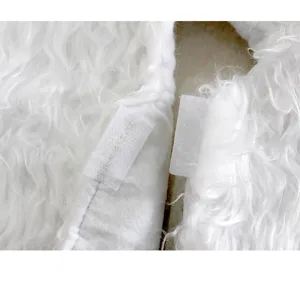 Détail de jupe de sapin de Noël blanche et duveteuse avec fermeture velcro déco.