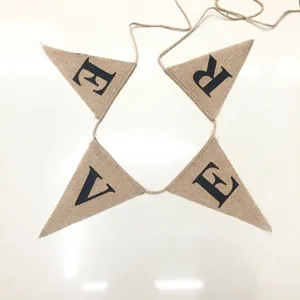 Jute driehoekige vlag met bedrukte letters voor feestdecoratie en feestelijke evenementen.