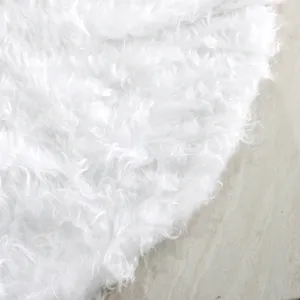 Detail de jupe de sapin de Noel en peluche blanche, poils longs boucles doux decoration.