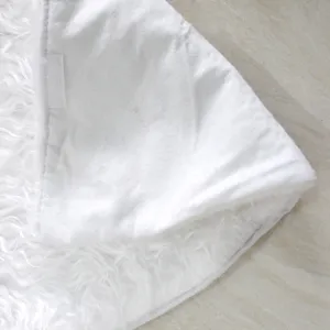 Gros plan détaillé de la jupe de sapin de Noël en peluche blanche avec fausse fourrure douce.