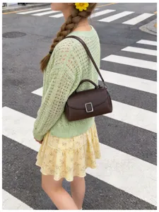 Retro textured women's shoulder bag, stylish leather small square bag with metal buckle.