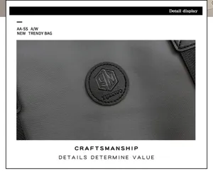 Reisetasche Detailansicht mit strapazierfähigem wasserdichtem Stoff und Logopatch.
