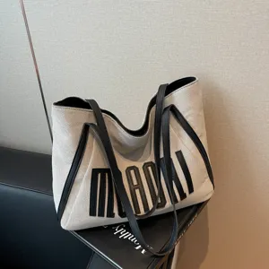 Γυναικεία τσάντα tote από καμβά, μεγάλη τσάντα ώμου με μαύρα χερούλια και γράμματα.