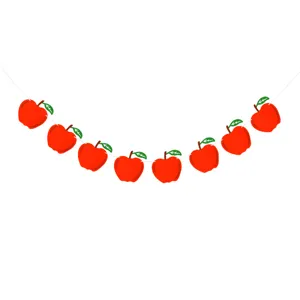 Gros plan détaillé de la guirlande de pommes rouges montrant des jolies formes de fruits.