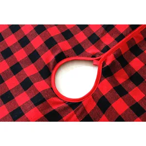 Rot schwarzer Karos Weihnachtsbaumkante Detailaufnahme mit sauberem rotem Einfassungsrand.