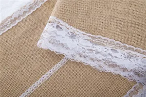 Primo piano di un runner da tavola in iuta rustica con delicato pizzo bianco per decorazioni.