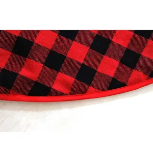 Detailansicht der rot-schwarzen Karo-Christbaumkante für festliche Weihnachtsdekoration.