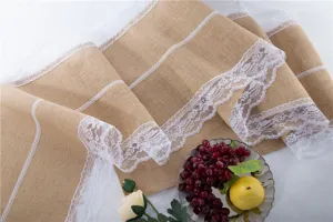 Corridoio da tavolo in juta con delicato pizzo bianco, stile rustico per decorazioni.