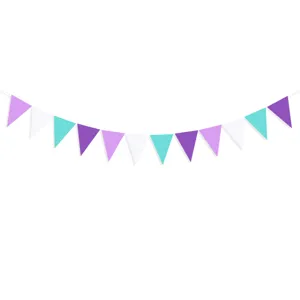 Nahaufnahme von bunten Party-Wimpelketten mit lila, türkisen und weißen Dreiecken.