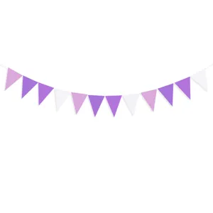 Detailansicht von lila und weißen dreieckigen Wimpeln für Party und Klassenzimmer.