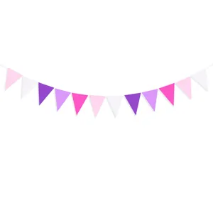 Detailansicht der lila Party Deko Flagge mit bunten haengenden Dreiecksfahnen Girlande.