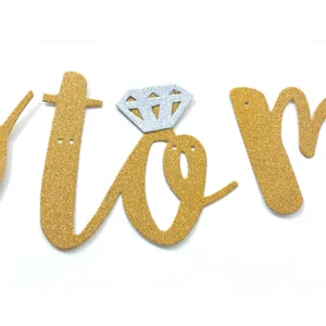 Banniere de fete de mariage pailletee doree decoration de lettre avec design de bague