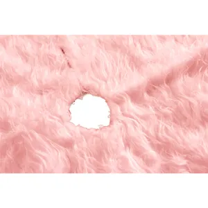 Nahaufnahme des weichen rosa Plüsch-Christbaumrock-Stoffs mit flauschiger Textur.