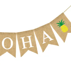 Primo piano dettaglio dello stendardo di juta per festa hawaiana con lettera bianca e ananas.