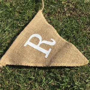 Rustikale Jute Wimpelkette mit weißem Buchstaben R für Hochzeitsfeier und Party Deko Banner.