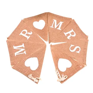 Bandiera nuziale in iuta rustica con lettere MR MRS e cuori per feste e decorazioni.