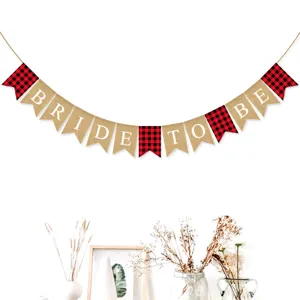 Detalle de banderín de yute con texto blanco y banderas de cuadros rojos y negros.