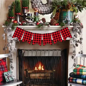 Bonita guirnalda banderin cuadros rojos negros para decoracion chimenea navidad.