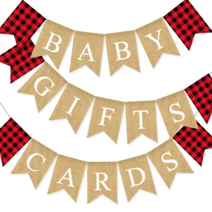 Detalle de banderines de yute con letras BABY GIFTS CARDS y banderas a cuadros rojos.