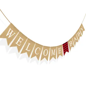 Detalle de banderin de yute con letras WELCOME BABY blancas y bandera a cuadros.