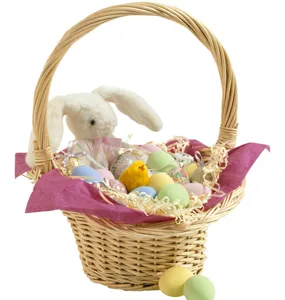 Ensemble de panier de Pâques avec lapin en peluche et œufs colorés pour la décoration festive.