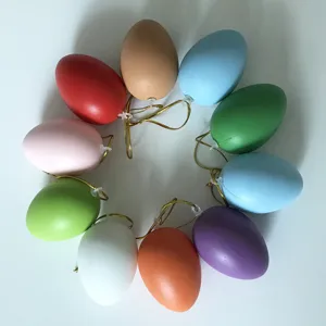 Bunte Osterei Hängeornamente mit goldenen Bändern, perfekte Dekoration für DIY Osterfest.