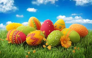 Oeufs de Paques decoratifs colores sur herbe verte pour details de fete de printemps.