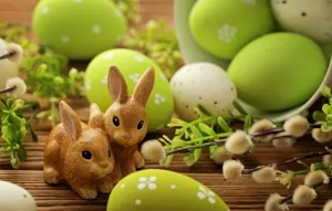 Figurines de lapin de Pâques et oeufs verts mouchetés décoratifs pour la table de fête.