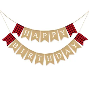 Primer plano detallado de la pancarta de cumpleaños de yute rústico con cuadros rojos y blancos.