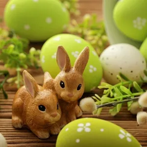Figurines de lapin de Pâques et ensemble d'œufs verts décorés pour fête de maison