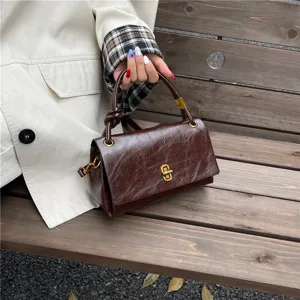 Minimalist brown leather handbag for women, stylish commuting single-shoulder crossbody bag.