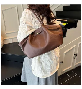 Borsa a tracolla in pelle marrone, design morbido con chiusura in metallo per tutti i giorni.