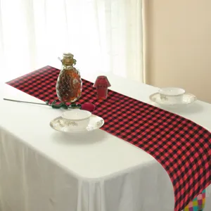 Runner da tavola a quadri rosso e nero per festa di Natale e decorazione domestica.