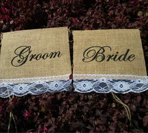 Cartelli sedia sposo sposa in juta con bordo in pizzo bianco, accessori foto matrimonio rustico.