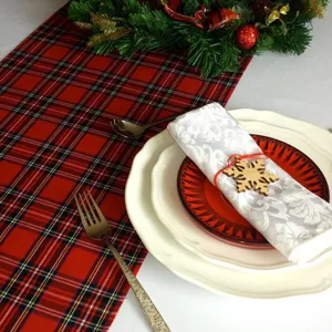 Dettaglio runner da tavola scozzese di Natale che mostra la decorazione della tavola festiva.