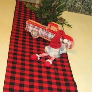 Corsia da tavola di Natale a quadri rossi e neri per decorazioni di feste e cene.