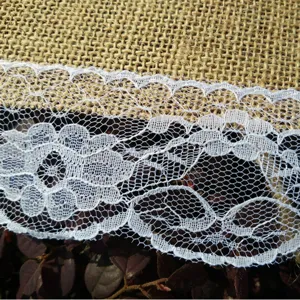 Nastro in juta vintage e pizzo bianco per decorazioni di feste di matrimonio e progetti fai da te.