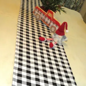 Centrotavola con motivo a quadri bianco e nero per decorazioni di feste natalizie.